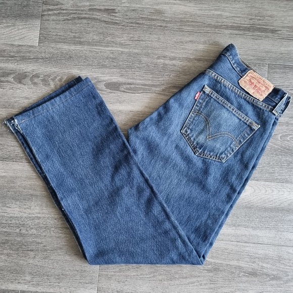 Levi's 501 Straight Fit Med Wash Fly Button Jeans - Picture 1 of 15
